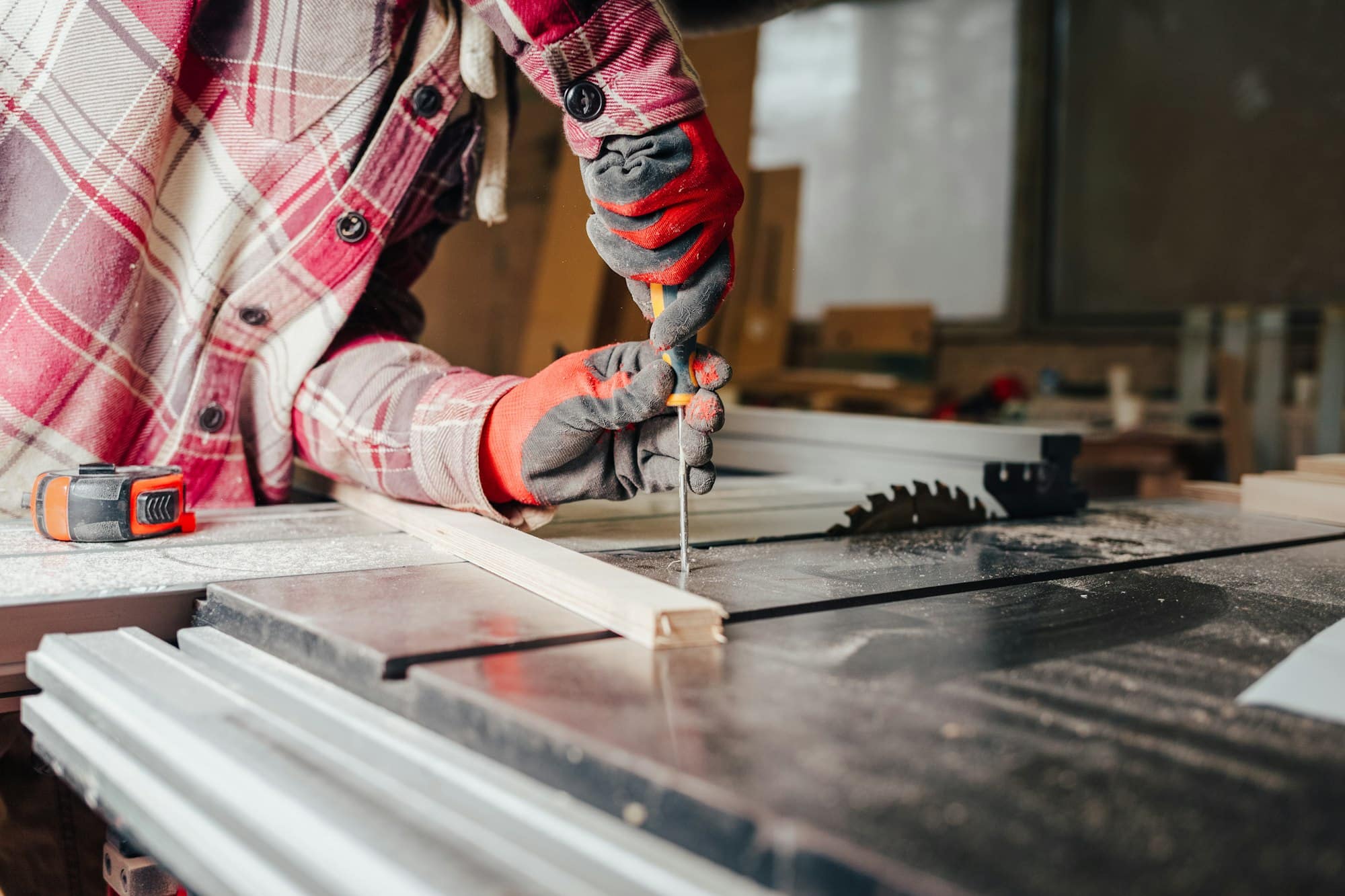 Carpenter cuts plywood on a circular saw